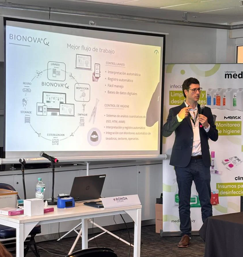 Juan Díaz, Clinical Educator at Terragene, presenting on hygiene monitoring and Bionova Q software workflow at the Ronda COCEMI sterilization symposium
