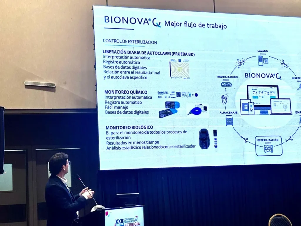 후안 디아즈가 제22회 파라과이 외과학회에서 Bionova® Q 소프트웨어 및 멸균 모니터링 워크플로우를 발표하고 있다.