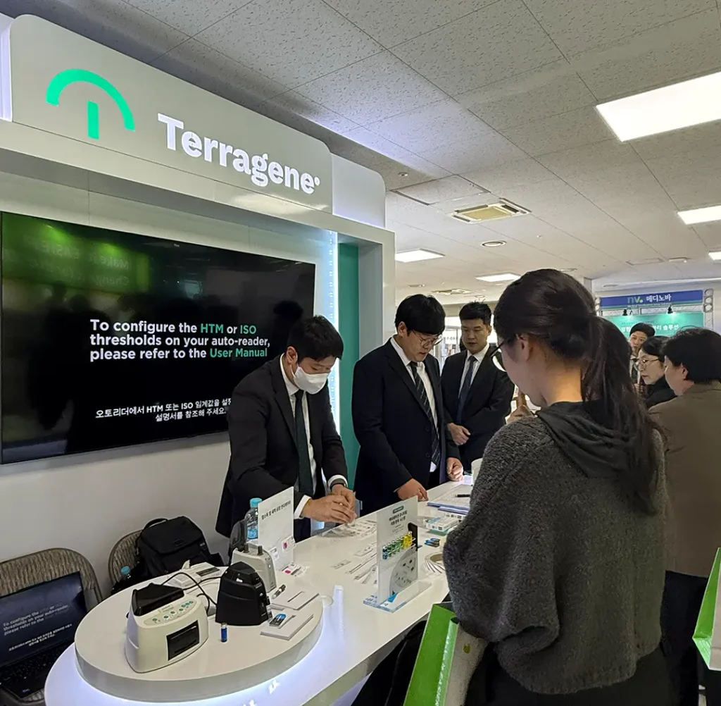 Representantes de Terragene mostraron lectores automáticos y soluciones de monitorización de la higiene a profesionales sanitarios en el stand de la conferencia KACSDN 2026.