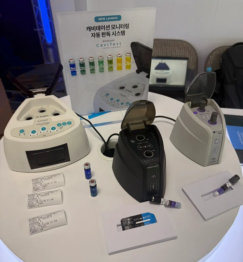 Exhibición de productos Terragene que presenta el nuevo lector automático Bionova CaviTest junto con Bionova Photon y Hyper Dispositivos de incubación en KACSDN 2026.